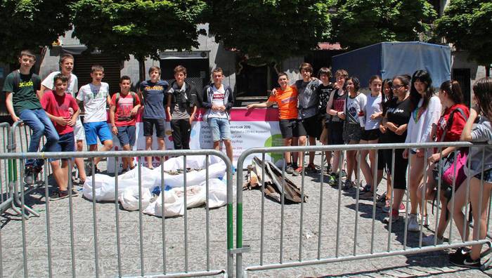 Erreka garbitzen, institutuko ikasleeak
