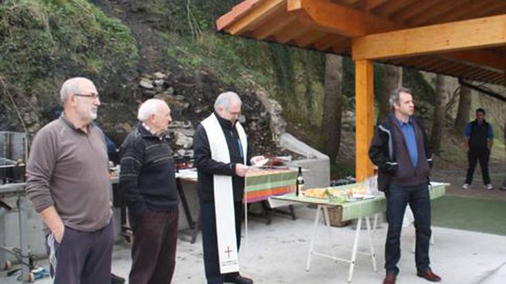 Epeleko bizilagunek estreinatu dute auzotarrak elkartzeko aterpea
