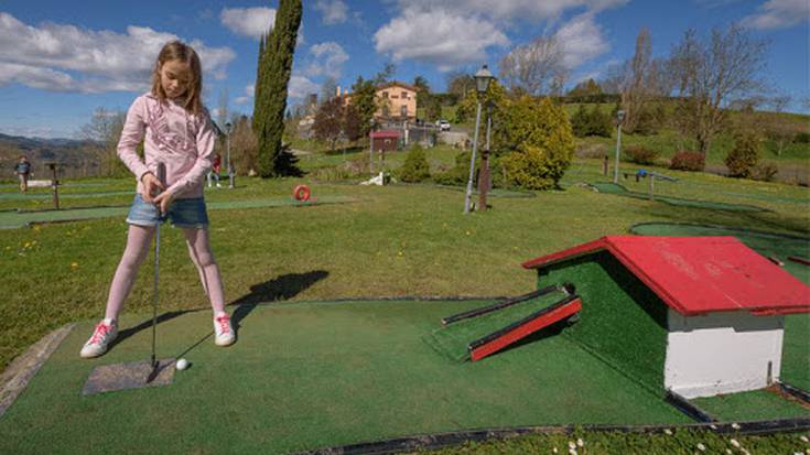 Mini-golfean ibiltzeko geratu dira gaur