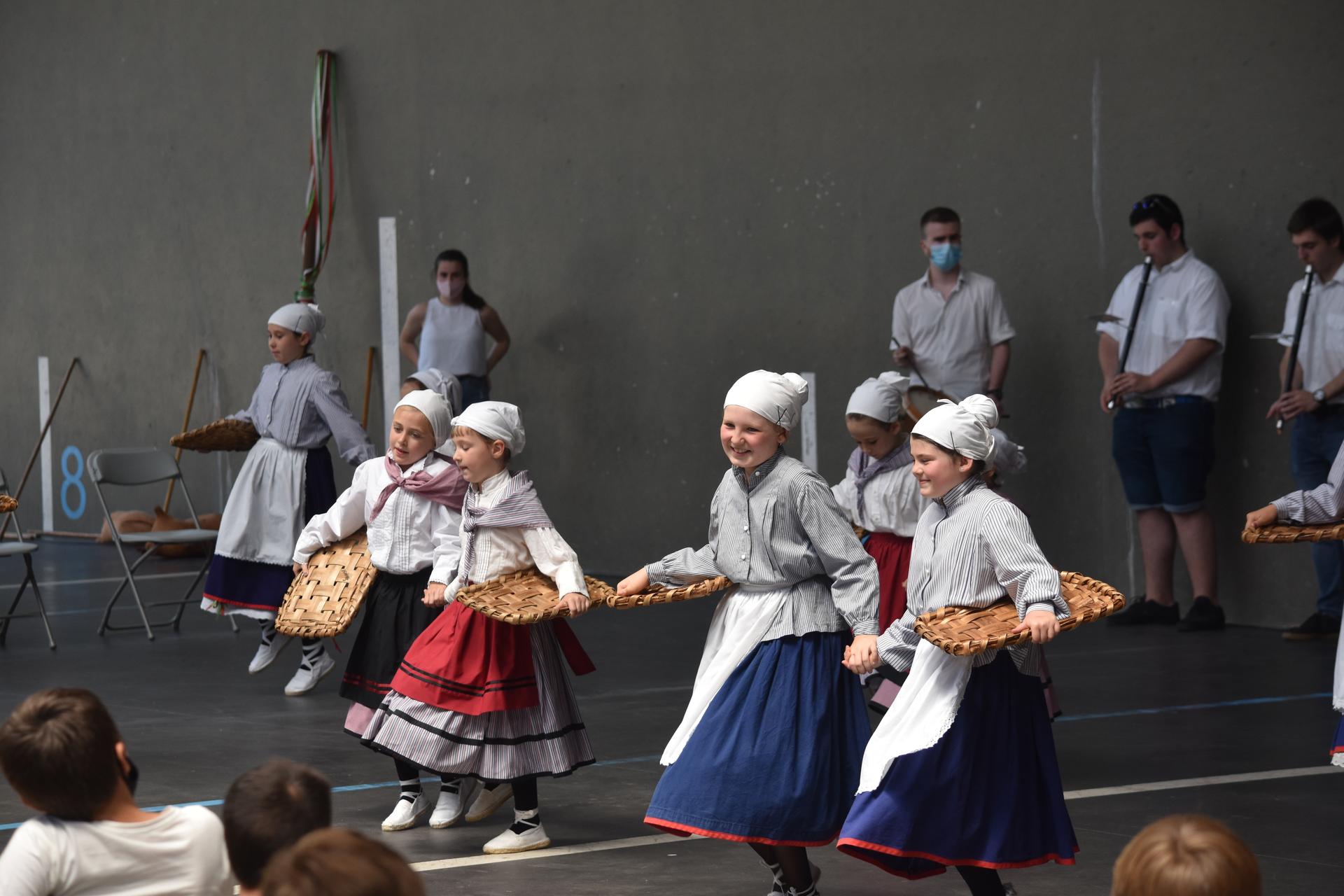 Olak Auzo Elkarteak bilera gaur, areto nagusian