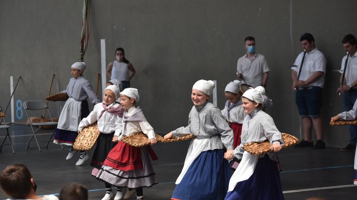 Olak Auzo Elkarteak bilera gaur, areto nagusian