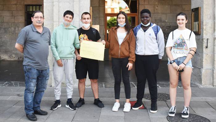120 euro bildu dituzte DBHko ikasleek, Caritasentzat