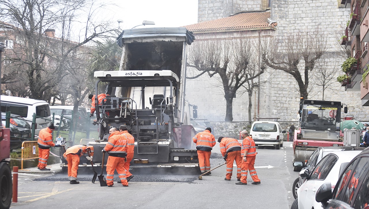 Asfaltatze lanak, gaur Zinkoenean eta Agustindarren plazan