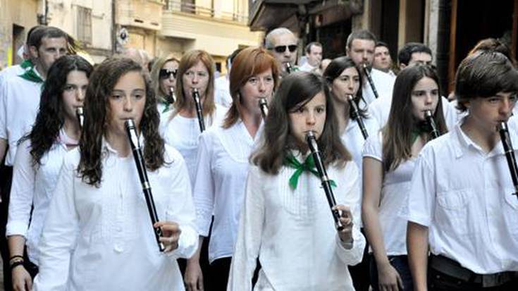 Diana, eta bi kontzertu, gaur, 
Txistulari eta Musika Banden eskutik