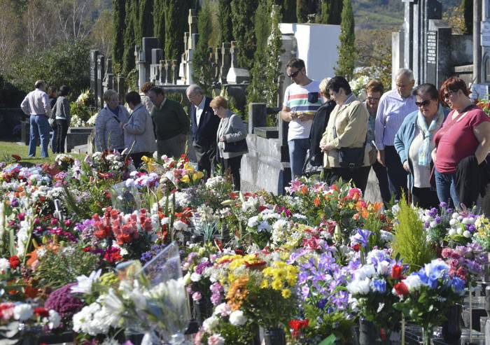 Falta direnak gogoan, hilerrira egindako bisitan