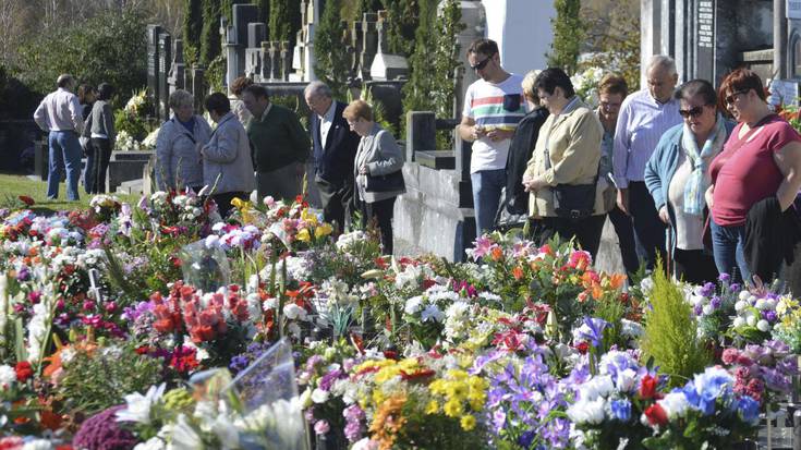 Falta direnak gogoan, hilerrira egindako bisitan