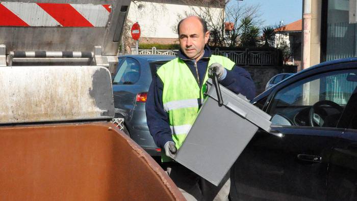 Gaur hasiko dira gantxoetan jartzen errefusaren kuboak