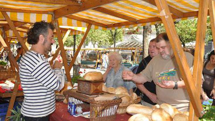 Bidezko Merkataritzako eta Behemendiko azoka gaur, Plaza Berrin.