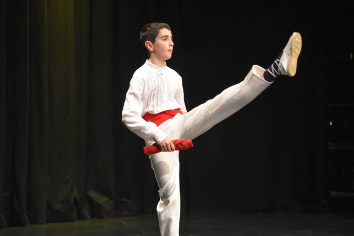 Gazteen aurresku txapelketa jokatuko da igande honetan Biterin, 25 dantzarirekin