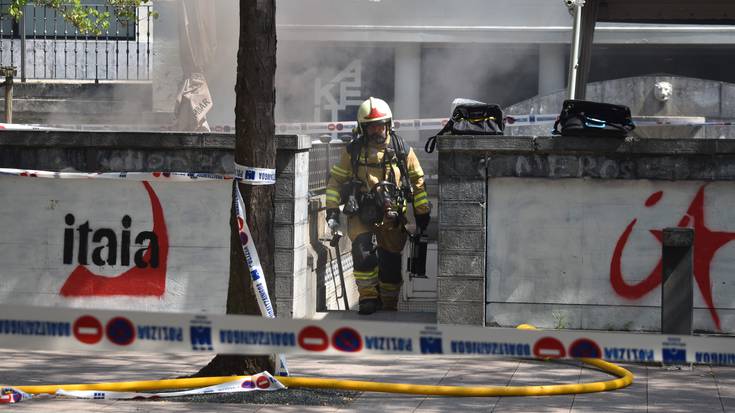 Plaza Berriko koadro elektrikoak su hartu du, eta argirik gabe dago Kaxkoa