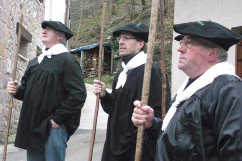 Santa eskean ibili ziren eztarri sanoz eta gogoz 