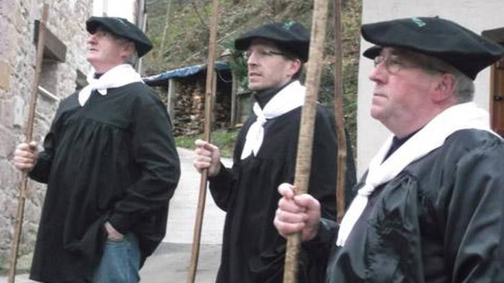 Santa eskean ibili ziren eztarri sanoz eta gogoz 