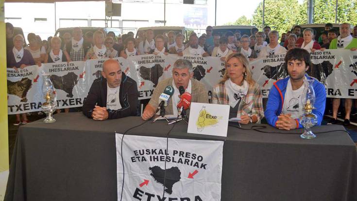 Mirentxineko bi gidarik erasoa jasan zutela salatu du Etxeratek