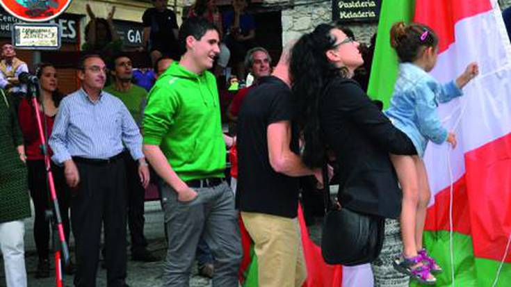 Ikurriña Plazara itzuli da berriz