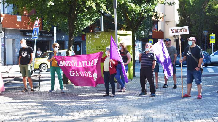 Indarkeria matxistaren aurkako seinaleetan egindako pintadak salatzeko, elkarretaratzea atzo