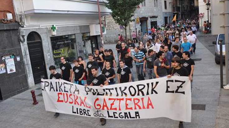 Ehundaka hernaniarren babesa dute gazte auziperatuek