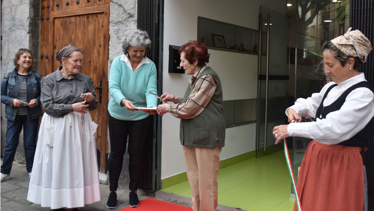 Kaxko Elkarteak lokala inauguratu zuen atzo eguerdian, jai giroan