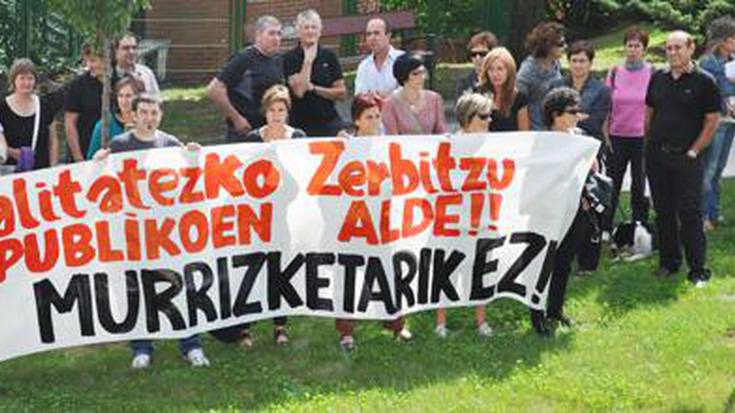 Hernaniko langile publikoak, murrizketen aurka.