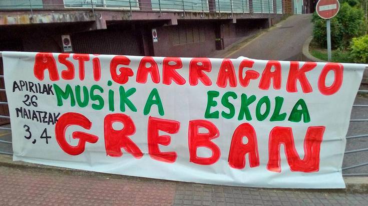 Hiru eguneko greba gaurtik, musika eskolan