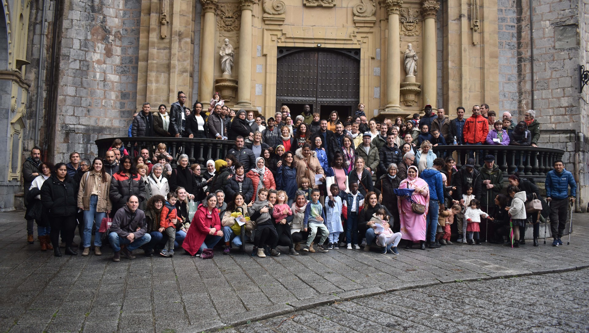 53 familia bilduta, mahaiaren bueltan