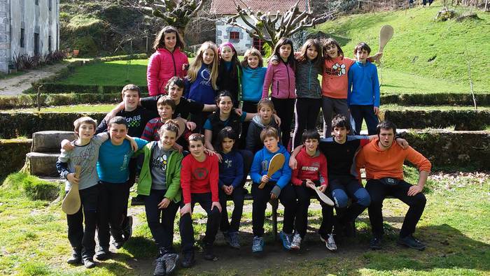 25eko koadrila bertsotan eta giro ederrean, Artikutzan