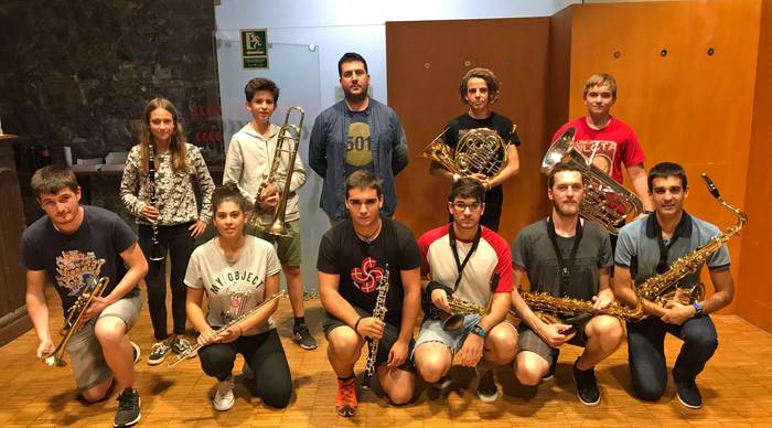 Hamaika aurpegi berri, Banda indartzeko