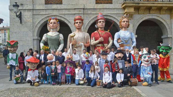 Iruñeako Alde Zaharretik bisitan larunbatean, erraldoi eta kilikiak 
