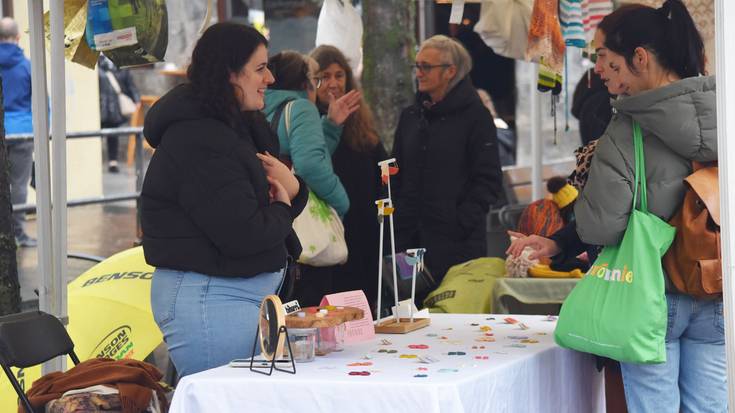 Mota guztietako artisau lanak izango dira erosgai gaur goizean zehar, Hernaniko Sortzaileon Azokan