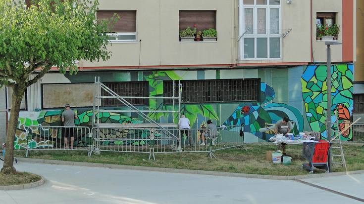 Kolore ukitu bat emateko, murala ia prest Auzo Plazan