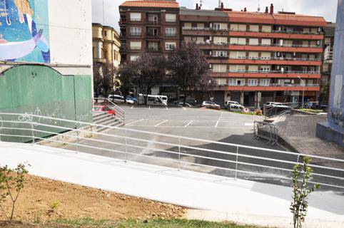 Urumeako patioan ezingo da aparkatu eskola ordutan