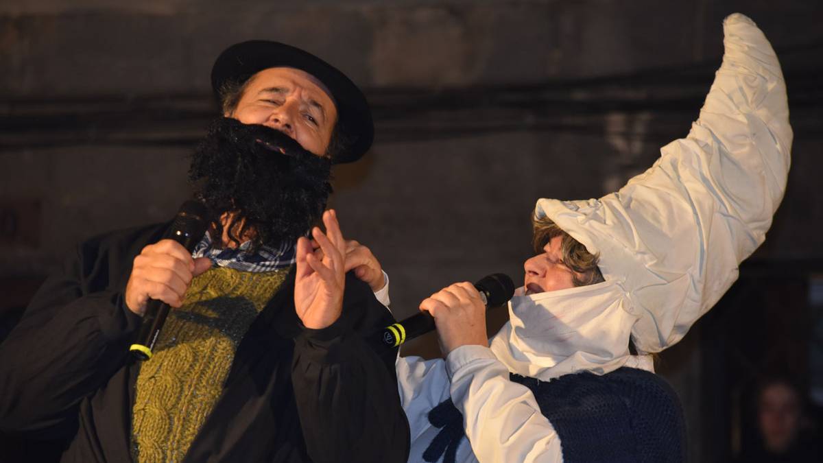 Zapatak garbi-garbi jarri,  badatoz eta Olentzero eta Mari Domingi!