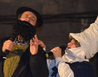 Zapatak garbi-garbi jarri,  badatoz eta Olentzero eta Mari Domingi!