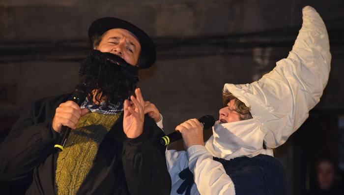 Zapatak garbi-garbi jarri,  badatoz eta Olentzero eta Mari Domingi!