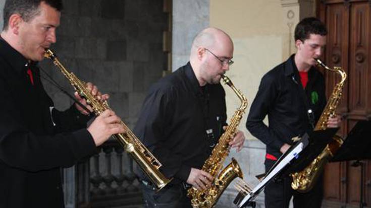 Gustora hartu ziren saxofoi doinuak
