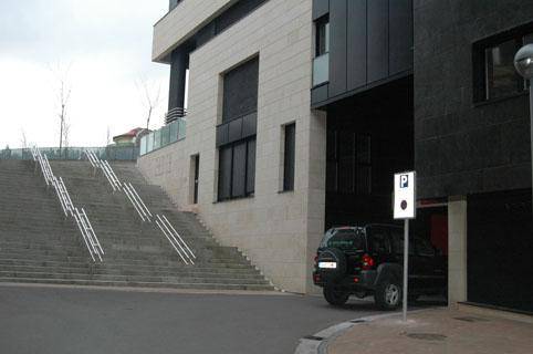Eroskiko aparkalekua irekita  igande eta jaiegunetan