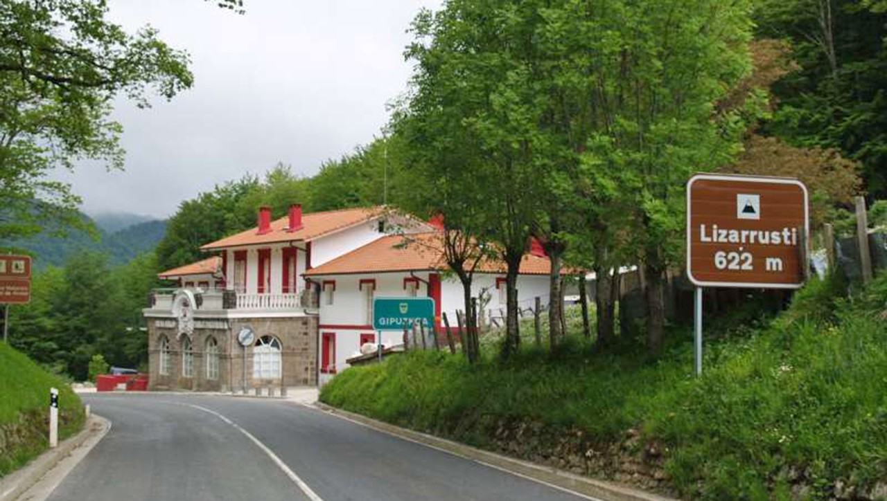 Datorren igandeko irteera, bertan behera