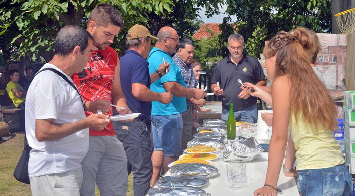 Tortilla, sagardo eta pandero, Santiomendi festetan dago, gero!