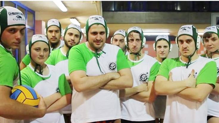 Errugbi vs. waterpoloa, kiroldegiko igerilekuan