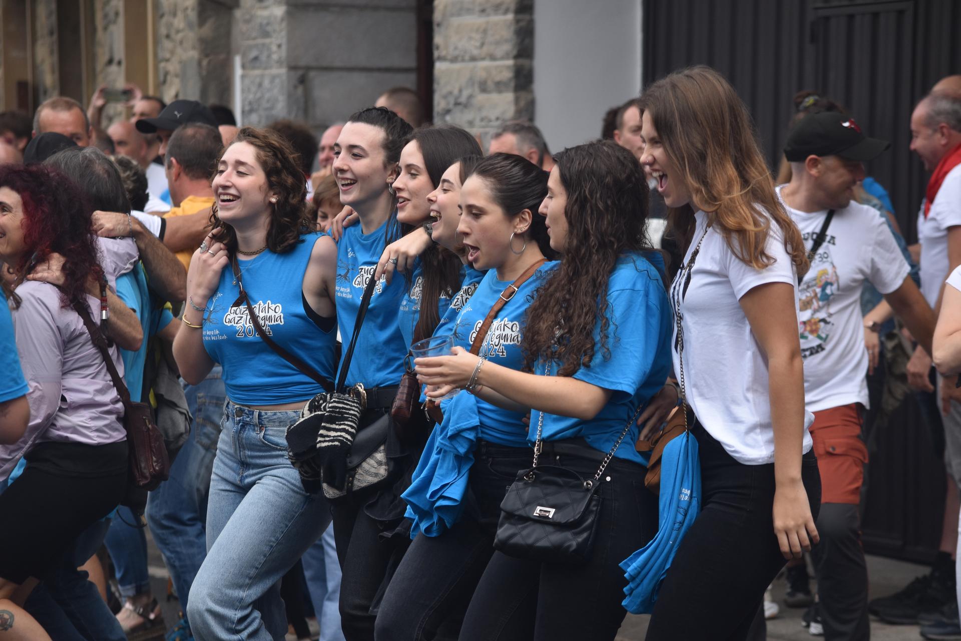 Goittikiren aldeko kamixetak eta Gazte Eguneko bazkarirako tiketak, salgai
