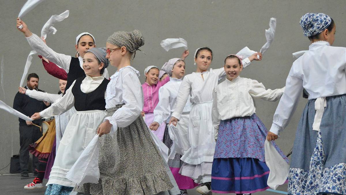 Euskal dantzetan izenematea, zabalik