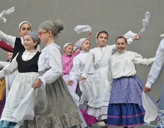 Euskal dantzak ikasi, San Joan Konpartsarekin