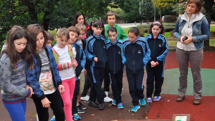 Berdeguneak zaintzeko kartelak ikasleen eskutik