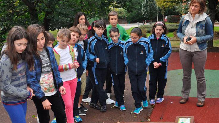 Berdeguneak zaintzeko kartelak ikasleen eskutik