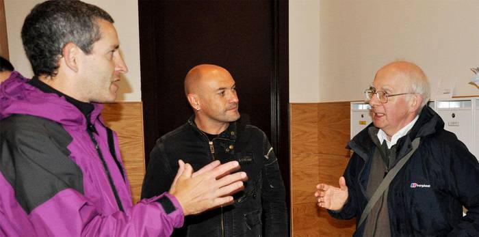 Christopher Harmer hernanin izan da,  Atez Atekoa gertutik ezagutzen