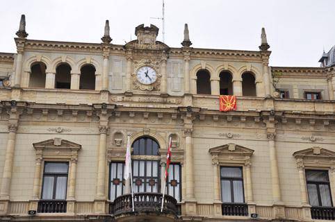 Nafarroako bandera zintzilik Udaletxeko balkoian