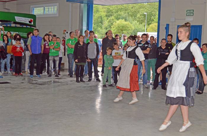 Inaugurazio hunkigarria, arraunlarien eskutik