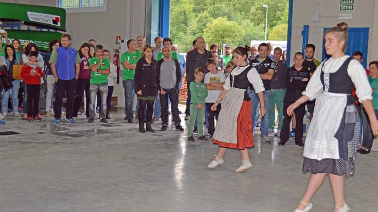 Inaugurazio hunkigarria, arraunlarien eskutik