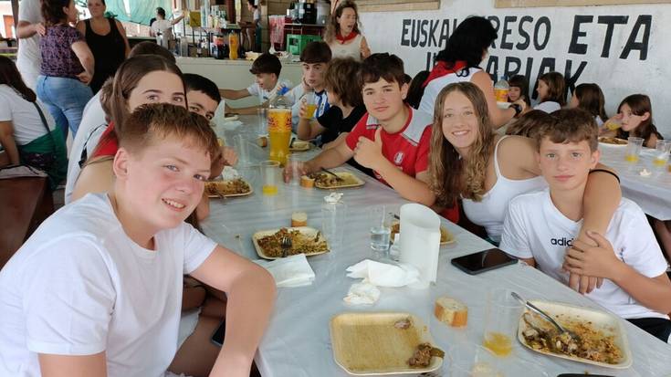 Goizuetako Fiestak - Abuztuak 17: Haur bazkaria, pelotariak, dantzariak eta zezensuzkoa