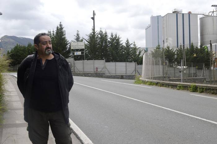 «Papeleran lan egiteak segurtasuna eta egonkortasuna ematen du, erretiratu arte bertan ikusten dut neure burua»