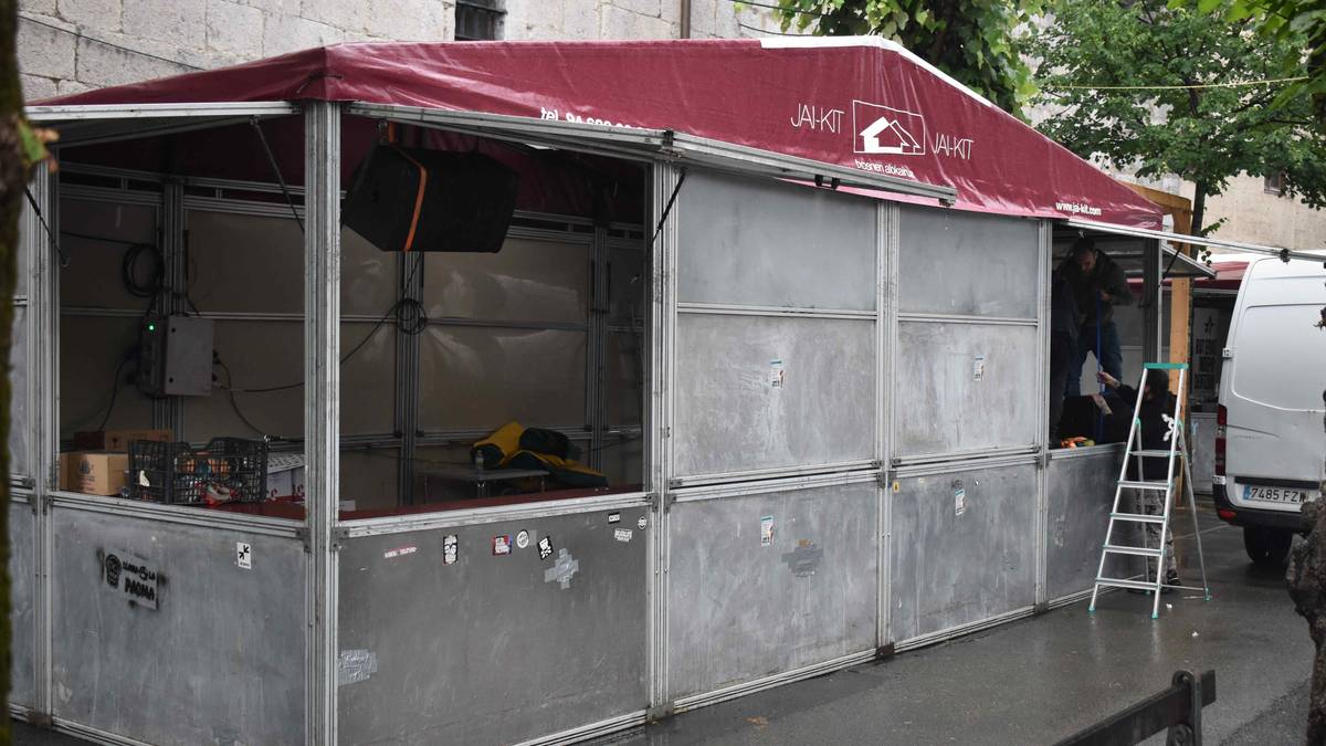 Udal gobernuak eta PSE-EEk gaitzetsi dute lanean ari ez zen ertzain bat txosnagunetik kanporatu izana
